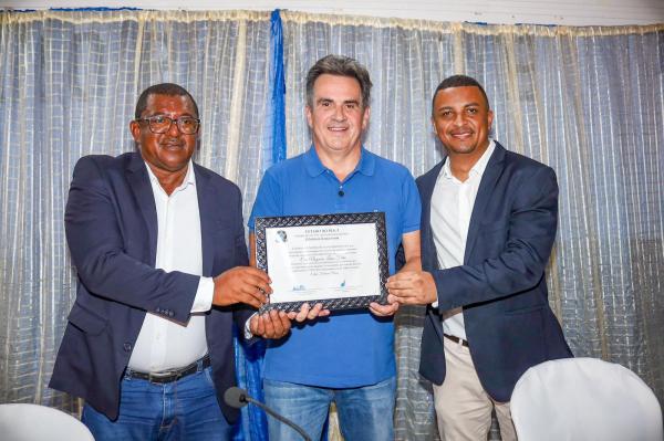 Ciro Nogueira visita obras de escola garantida graças à sua atuação e ganha título de cidadania