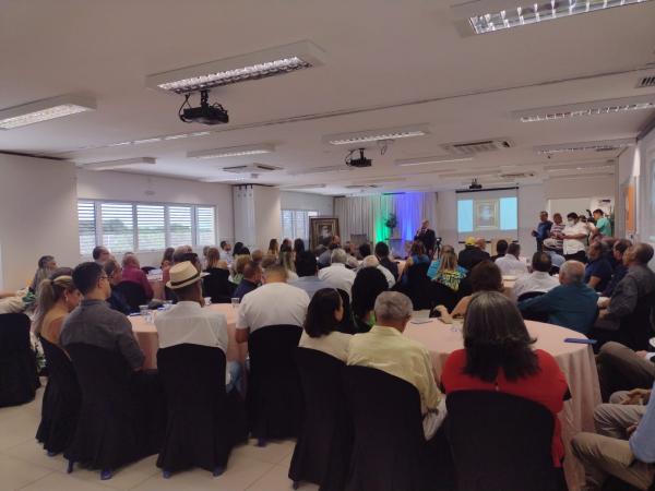 Prefeito Ant&ocirc;nio Reis recebe comenda da Ordem do M&eacute;rito Comercial Marqu&ecirc;s de Paranagu&aacute;.(Imagem:FlorianoNews)