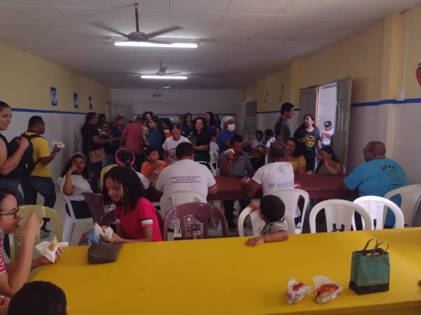 Rotary Club de Floriano M&eacute;dio Parna&iacute;ba promove a&ccedil;&atilde;o de solidariedade na APAE com entrega de brindes e daf&eacute; da manh&atilde;.(Imagem:FlorianoNews)