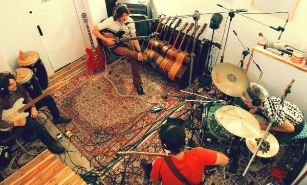 Banda Maglore canta Amor de verão no quinto álbum de estúdio