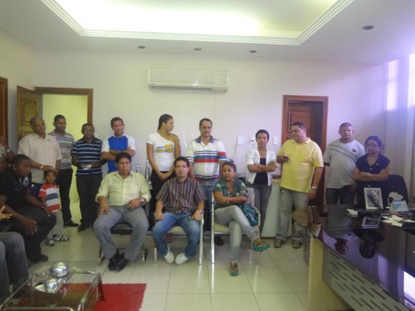 Repassado cheque para escolas e blocos de samba de Floriano