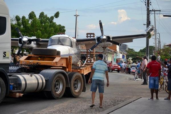Avião que fez pouso forçado bate em poste durante transporte no Piauí