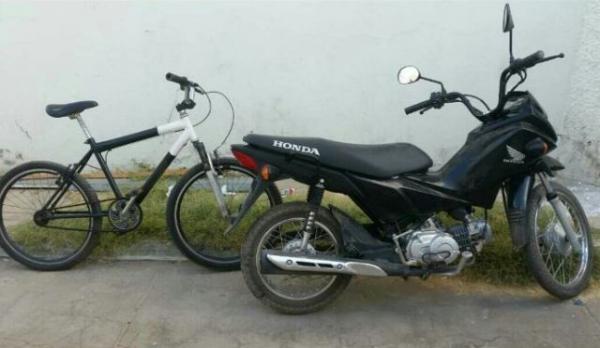 Moto e bicicleta roubadas s&atilde;o recuperadas pela PM de Floriano.(Imagem:Divulga&ccedil;&atilde;o/PM)