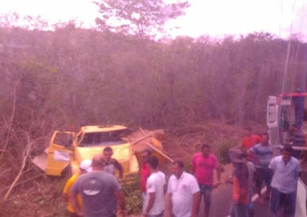 Carro-pipa tomba e motorista morre após ficar preso nas ferragens