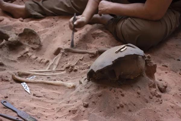 Novo esqueleto encontrado com braceletes indica existência de "templo" indígena em Guaribas