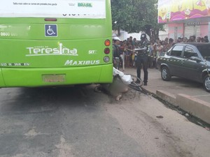 Doméstica é esmagada por ônibus ao se desequilibrar e cair de bicicleta
