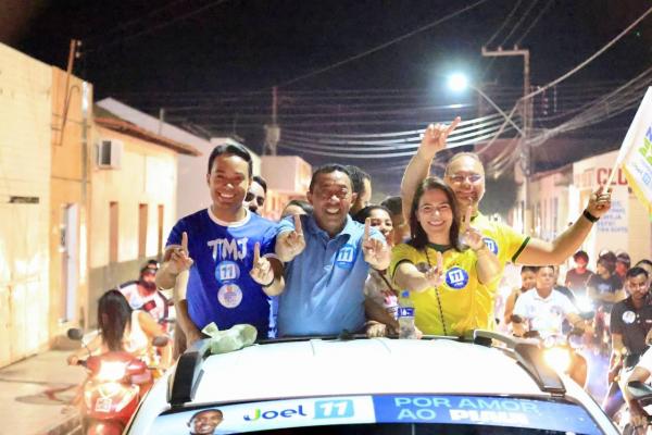 Joel percorre ruas de Floriano em meio a multidão: "Aqui vai ser um caminhão de votos no 11"