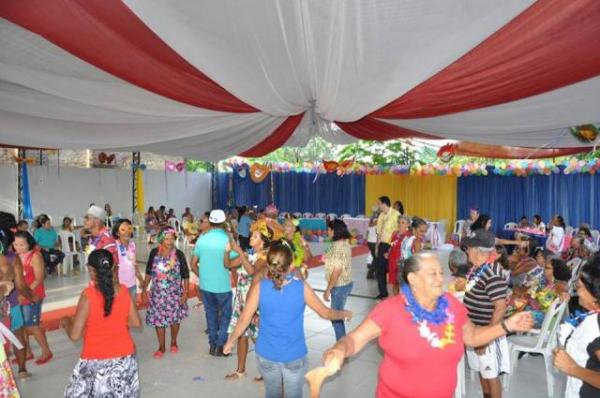 Idosos de Floriano se divertem no Carnaval da Terceira Idade
