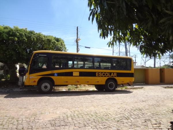 Floriano recebe novo &ocirc;nibus para transporte escolar.(Imagem:FlorianoNews)