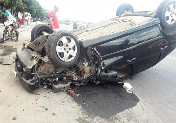 Carro capota e deixa motorista ferido na zona norte de Teresina