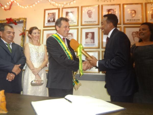 Gilberto J&uacute;nior tomou posse da prefeitura de Floriano.(Imagem:FlorianoNews)