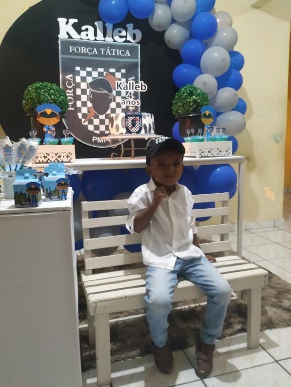Garoto que prestava continência ao ver viatura da PM passar ganha festa de policiais no Piauí