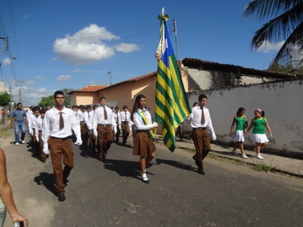Col&eacute;gio Industrial comemora o 43&deg; anivers&aacute;rio com desfile c&iacute;vico.(Imagem:FlorianoNews)