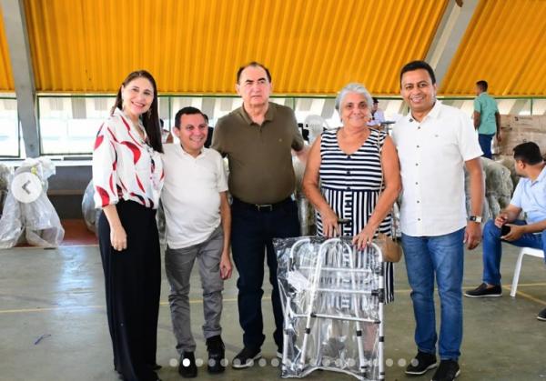 Prefeito Antônio Reis participa da entrega de 192 dispositivos do programa "Passo à Frente"