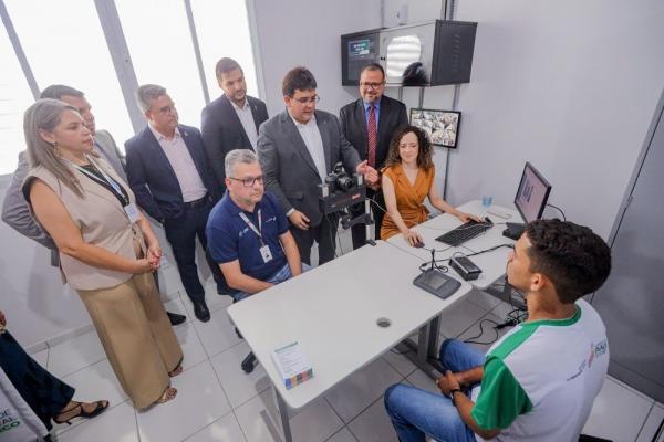 Rafael Fonteles lança projeto itinerante de emissão de carteiras digitais de identidade nas escolas