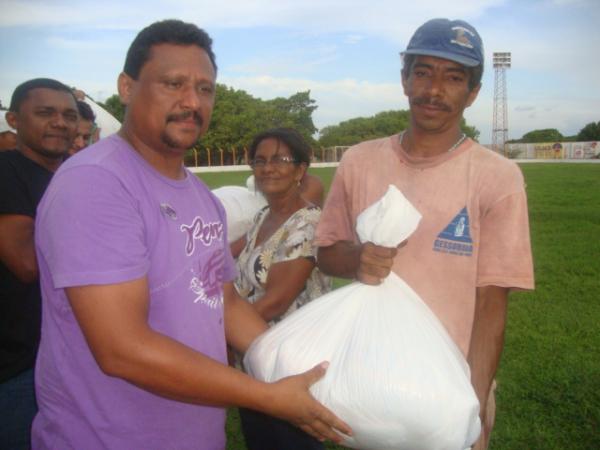 Entrega de Cestas - Jogo Beneficente do Amarelinho(Imagem:reda&ccedil;ao)