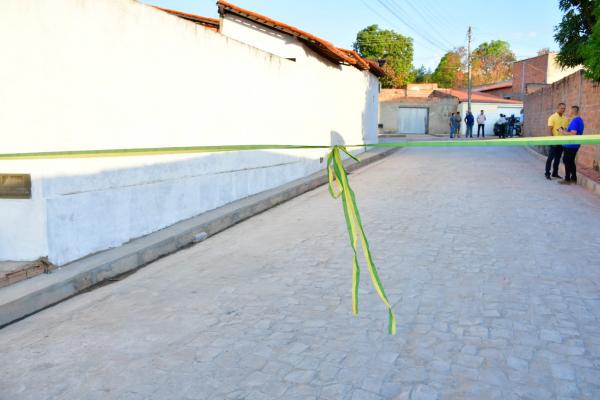 Vereadores de Floriano participam de entrega das primeiras ruas cal&ccedil;adas do projeto PlanMob(Imagem:CMF)