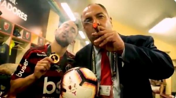 Marcos Braz comemora t&iacute;tulo no vesti&aacute;rio com Everton Ribeiro.(Imagem: Reprodu&ccedil;&atilde;o / Fla TV)