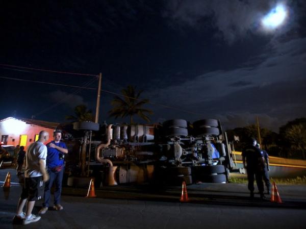 Carreta transportando hélice de usina eólica tomba em Ilha Grande do Piauí