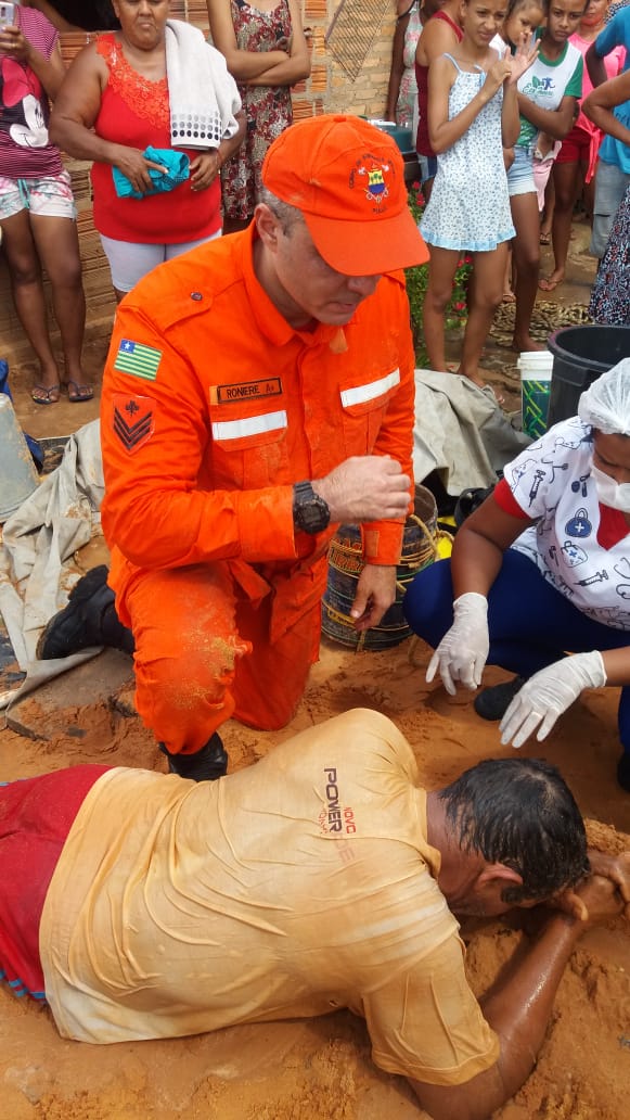 Corpo de Bombeiros resgata homem de fundo de poço em Floriano
