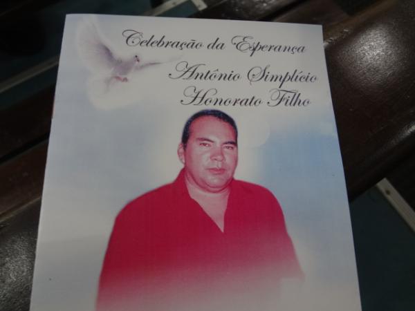 Parentes e amigos prestaram &uacute;ltimas homenagens a Honorato Filho em missa de 7&deg; dia(Imagem:FlorianoNews)