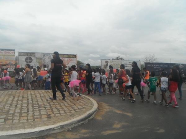 Caminhada marca abertura da Semana da Criança em Floriano.(Imagem:FlorianoNews)