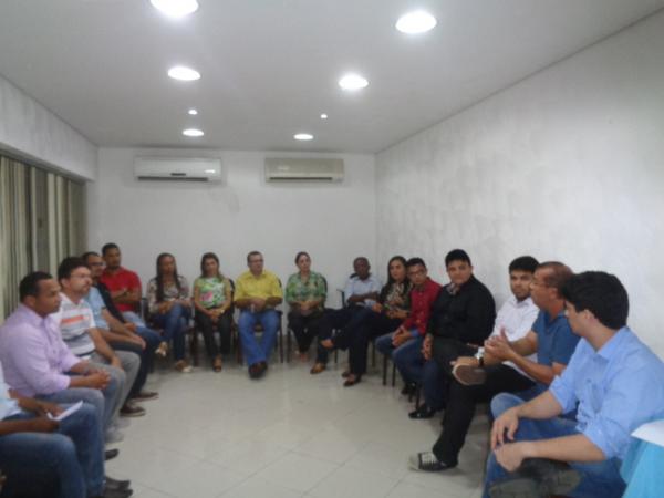 Encontro político reúne 11 lideranças da oposição em Floriano