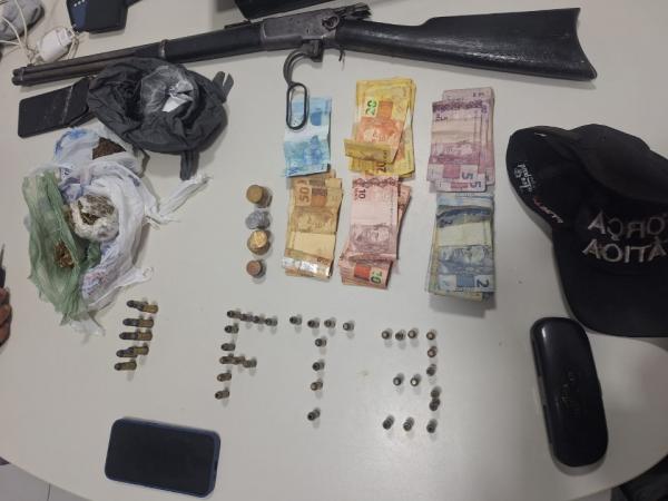 PM prende suspeitos e apreende arma, drogas e munições em casa abandonada no bairro Bom Lugar