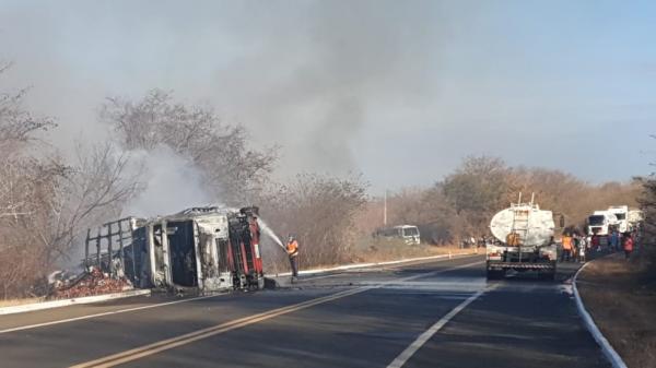Caminhão tomba e pega fogo na BR-230 após condutor dormir ao volante, diz PRF