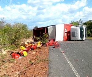 Motorista se fere em acidente com caminhão da Coca-Cola no interior
