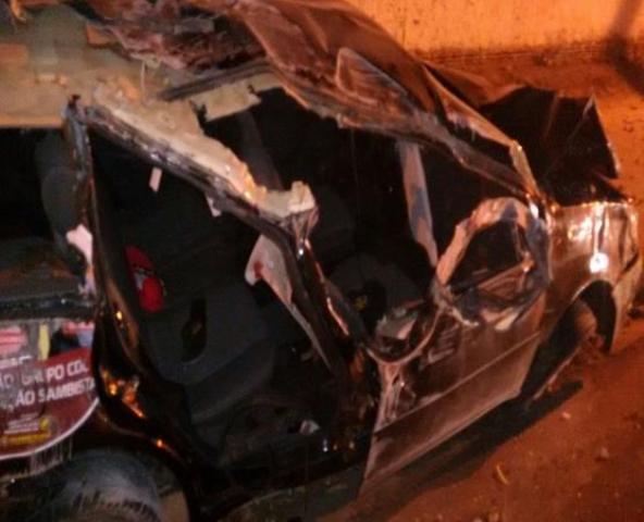 Após ultrapassar ônibus, carro capota mata um e fere dois