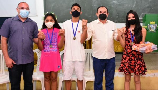 Alunos que se destacaram na Educa&ccedil;&atilde;o Municipal ganham bolsas de estudos na rede particular.(Imagem:Secom)