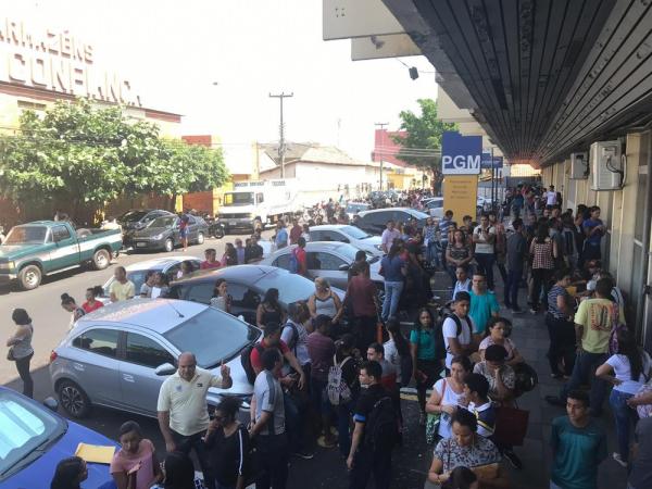 Balc&atilde;o do Trabalhador, no Centro de Teresina, tamb&eacute;m registrou longas filas.(Imagem: Lorena Linhares/G1)