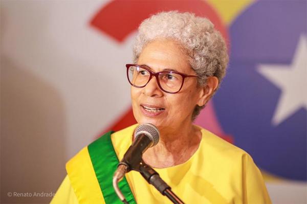 Regina Sousa veta proposta que facilitaria porte de armas a atiradores desportivos no Piauí
