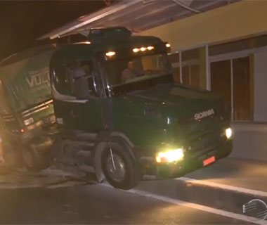 Carreta fica presa em rampa de estação de passageiro da BR-316
