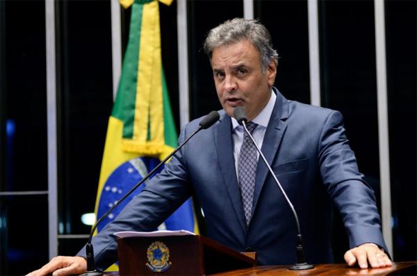 "Lula nunca foi e não será opção no PSDB", diz Aécio após encontro de FHC