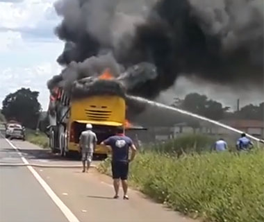 Ônibus sofre incêndio em trecho da BR-343 no Norte do Piauí