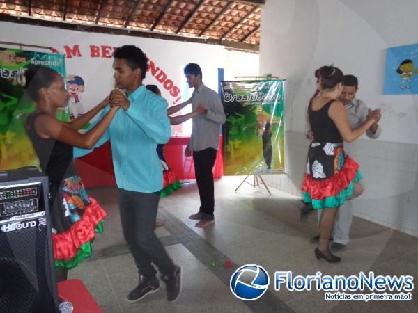 Alunos se divertem com apresenta&ccedil;&atilde;o de dan&ccedil;as na Semana da Crian&ccedil;a.(Imagem:FlorianoNews)