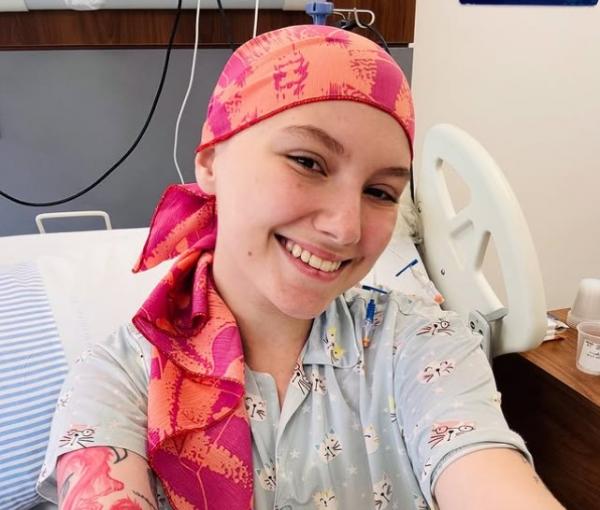 Morreu neste sábado (10) a influenciadora Isabel Veloso, aos 19 anos, vítima de complicações por um câncer. A informação foi confirmada pelo marido dela, Lucas Borbas. Ela deixa um(Imagem:Reprodução/Redes sociais)