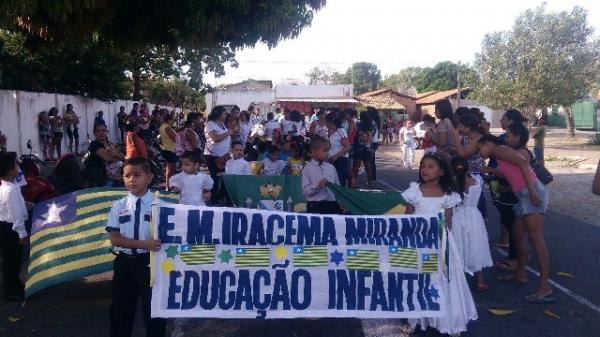  Alunos da educa&ccedil;&atilde;o infantil participam do desfile c&iacute;vico antecipado.(Imagem:SECOM)