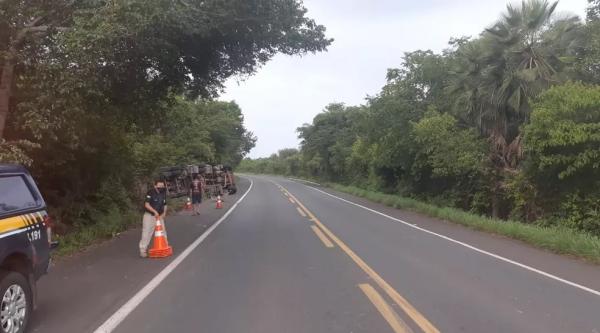 Carreta que transportava material tóxico tomba na BR-343 em Campo Maior, Norte do Piauí