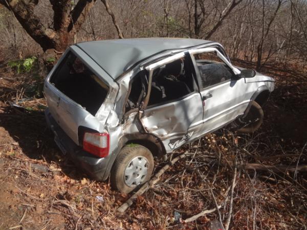 Veículo tomba e deixa três pessoas feridas na BR-230