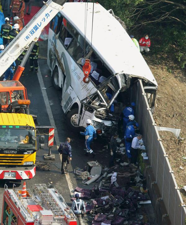 Acidente com &ocirc;nibus de excurs&atilde;o deixou ao menos 7 mortos e 40 feridos no Jap&atilde;o.(Imagem:Kyodo News/AP)