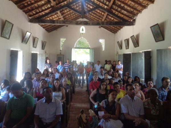 Fiéis participaram do encerramento de N. Srª do Desterro na comunidade Araçás