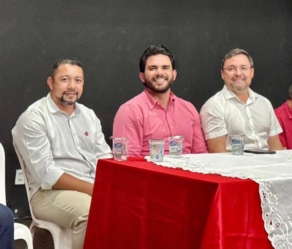 Deputado Dr. Marcus Vinícius prestigia posse de Enofre Carvalho na presidência do PT em Floriano
