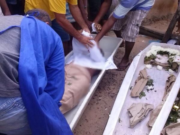 Velório é interrompido após IML retirar corpo de caixão para necropsia no PI