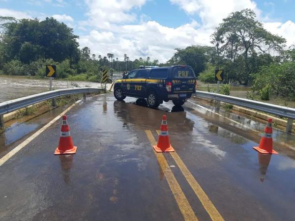 Chuva causa alagamento e trecho da BR-222 é interditado nos dois sentidos em Piripiri, no Piauí