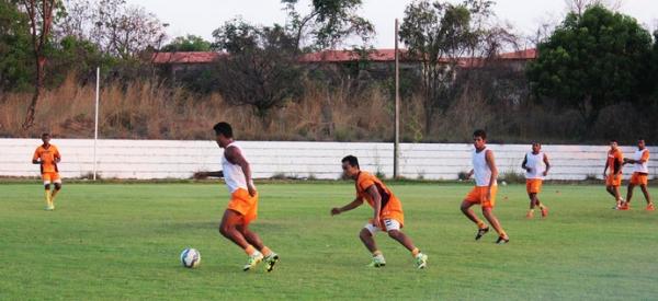 Rog&eacute;rio (com a bola) volta entre os titulares.(Imagem: Andr&eacute; Leal)