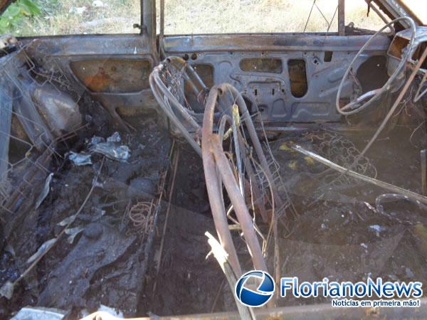 Automóvel é consumido pelo fogo durante a madrugada em Floriano.(Imagem:FlorianoNews)