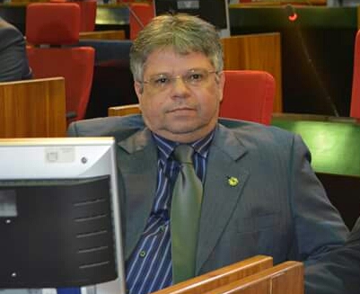 Deputado Gustavo Neiva prestigia entrega de título à empresário
